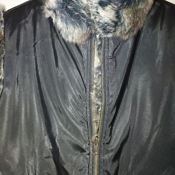 Blassport reversible faux fur/black vest large - Picture 10 of 13